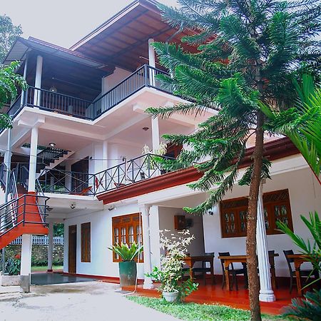 Freedom Guest Inn Ella Bagian luar foto
