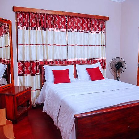 Freedom Guest Inn Ella Bagian luar foto