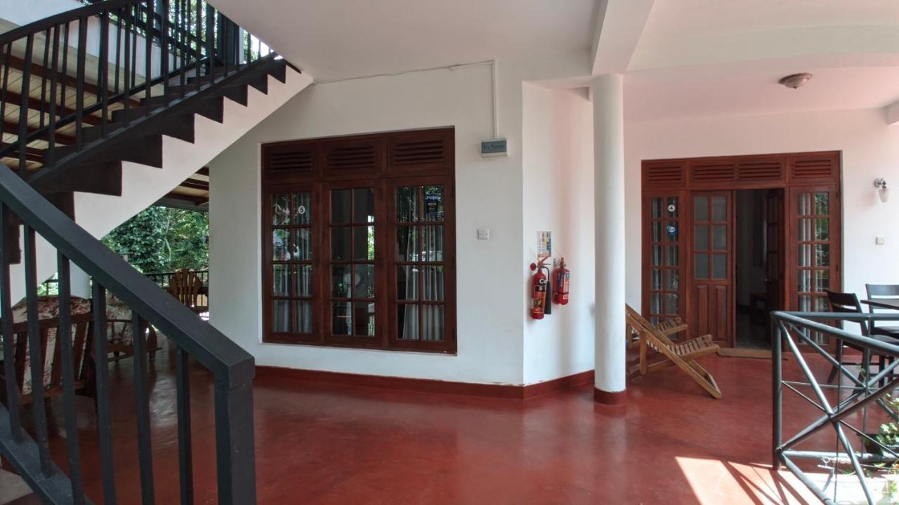 Freedom Guest Inn Ella Bagian luar foto