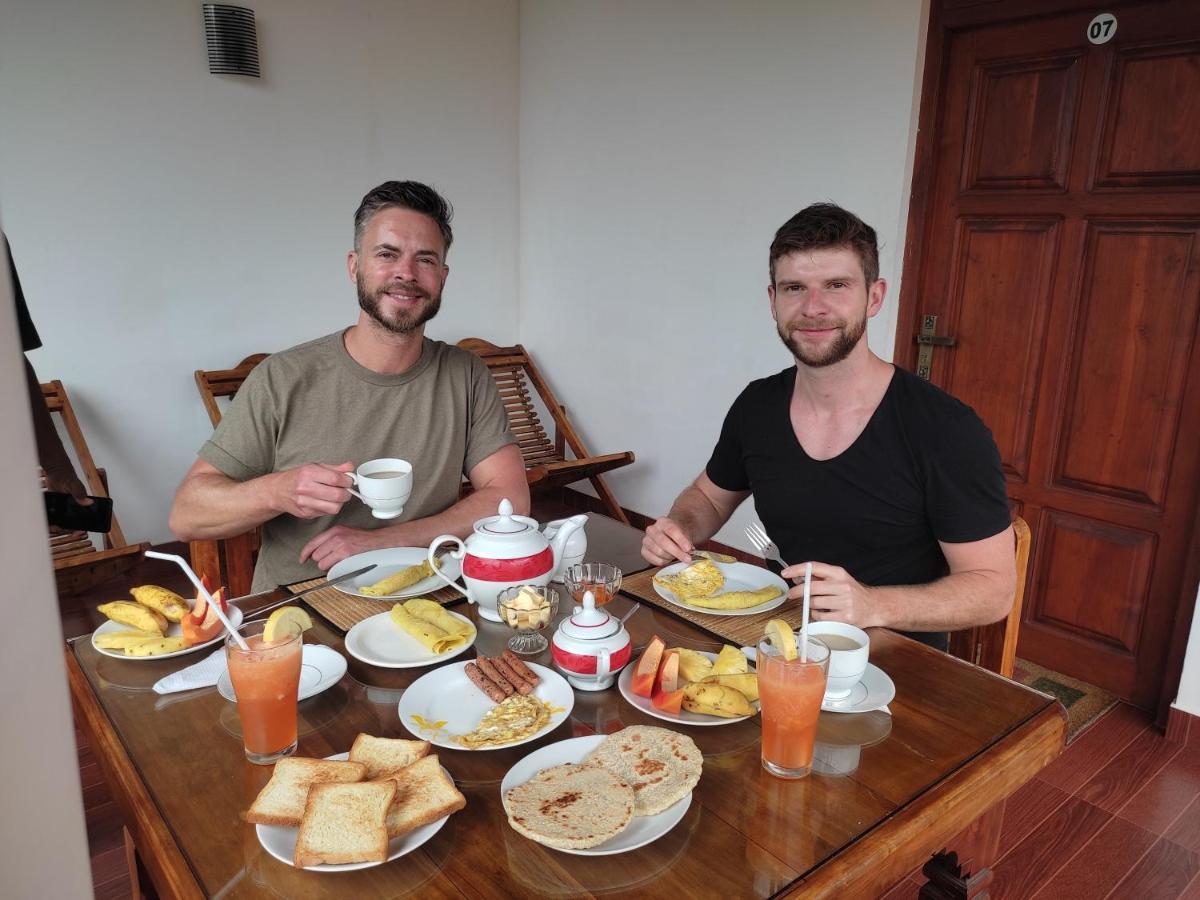 Freedom Guest Inn Ella Bagian luar foto