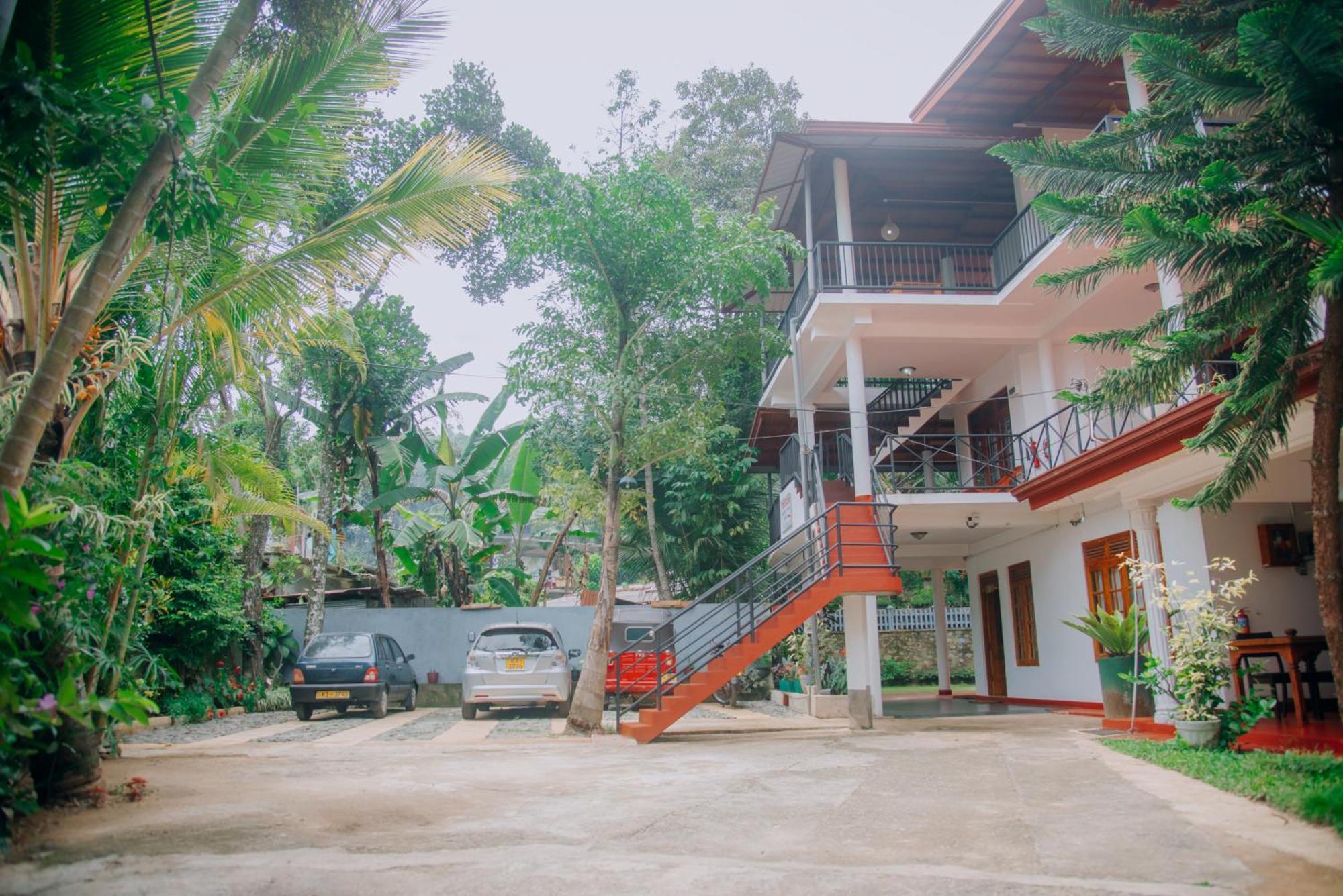 Freedom Guest Inn Ella Bagian luar foto