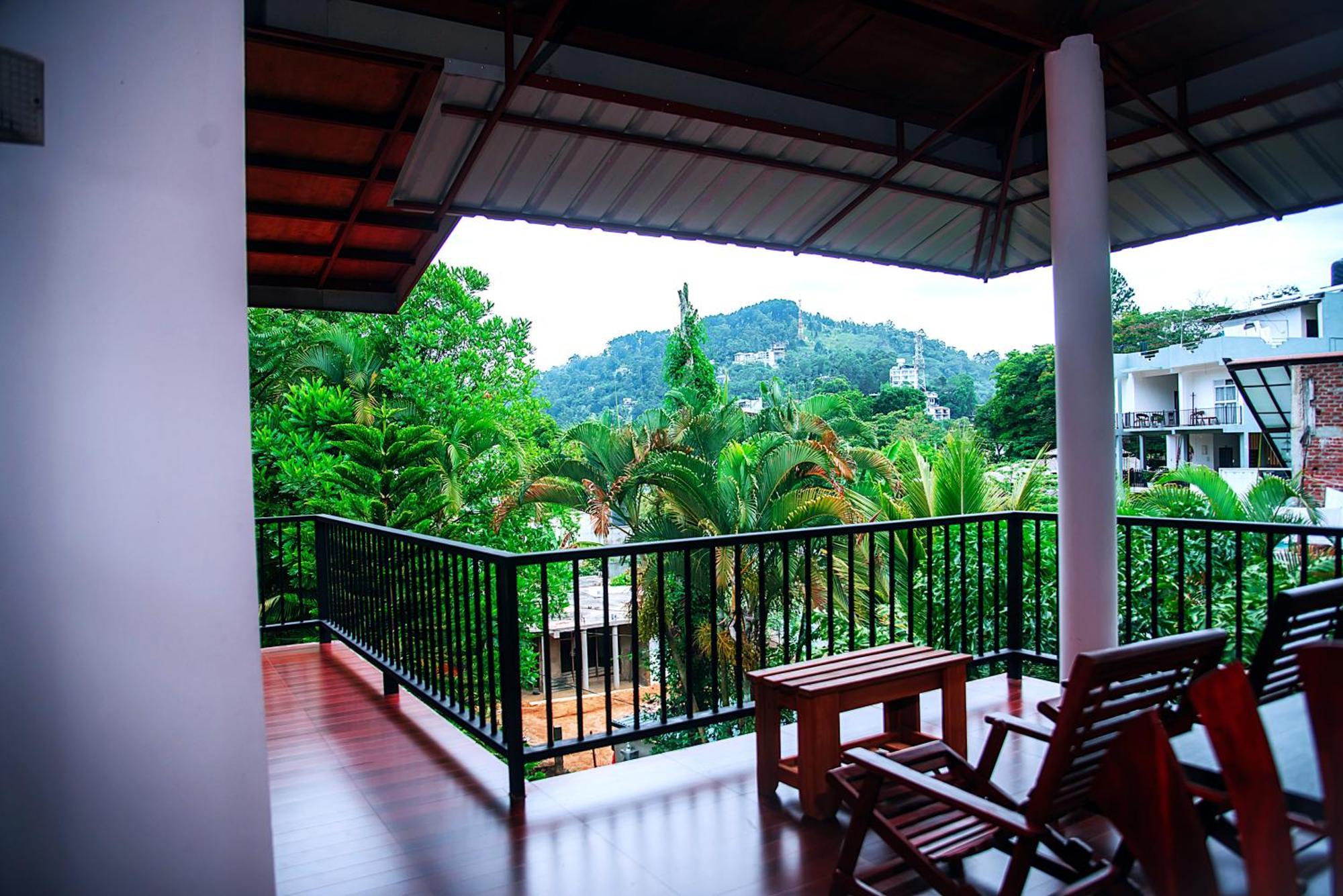 Freedom Guest Inn Ella Bagian luar foto
