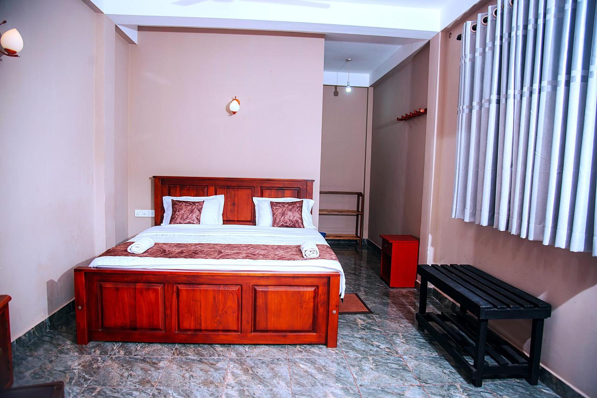 Freedom Guest Inn Ella Bagian luar foto