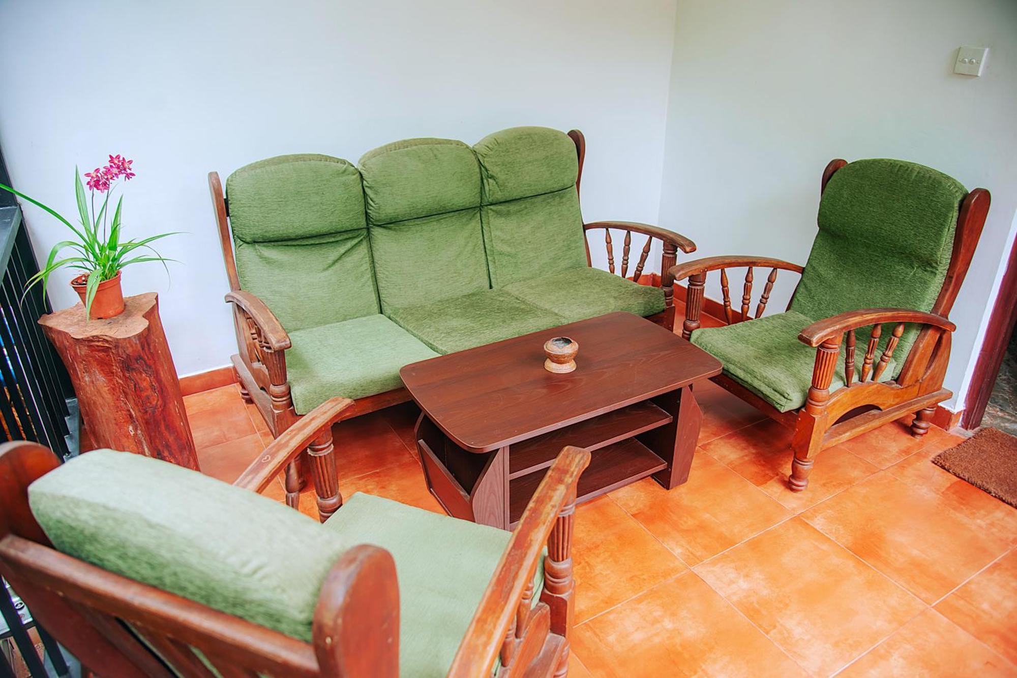 Freedom Guest Inn Ella Bagian luar foto