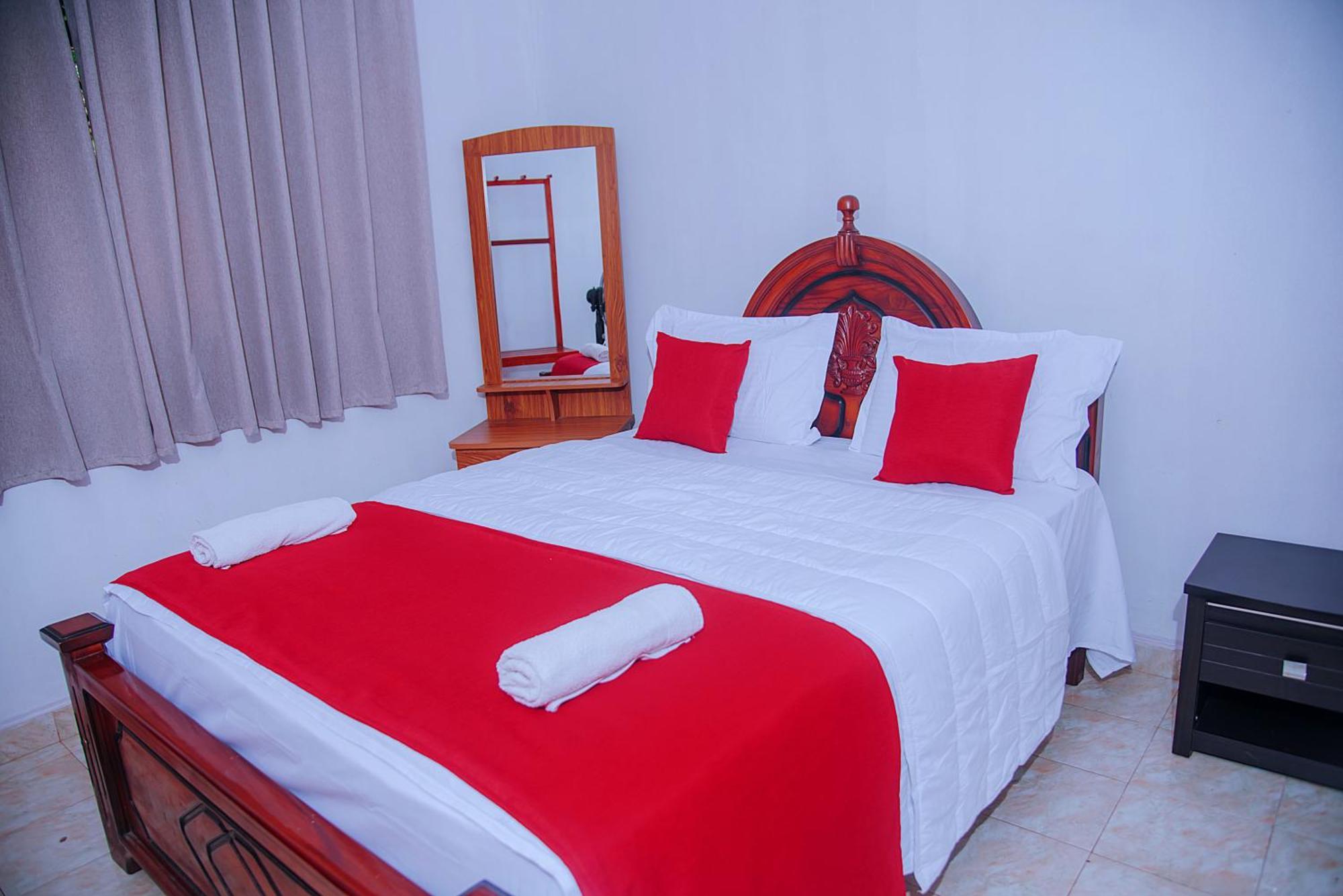 Freedom Guest Inn Ella Bagian luar foto