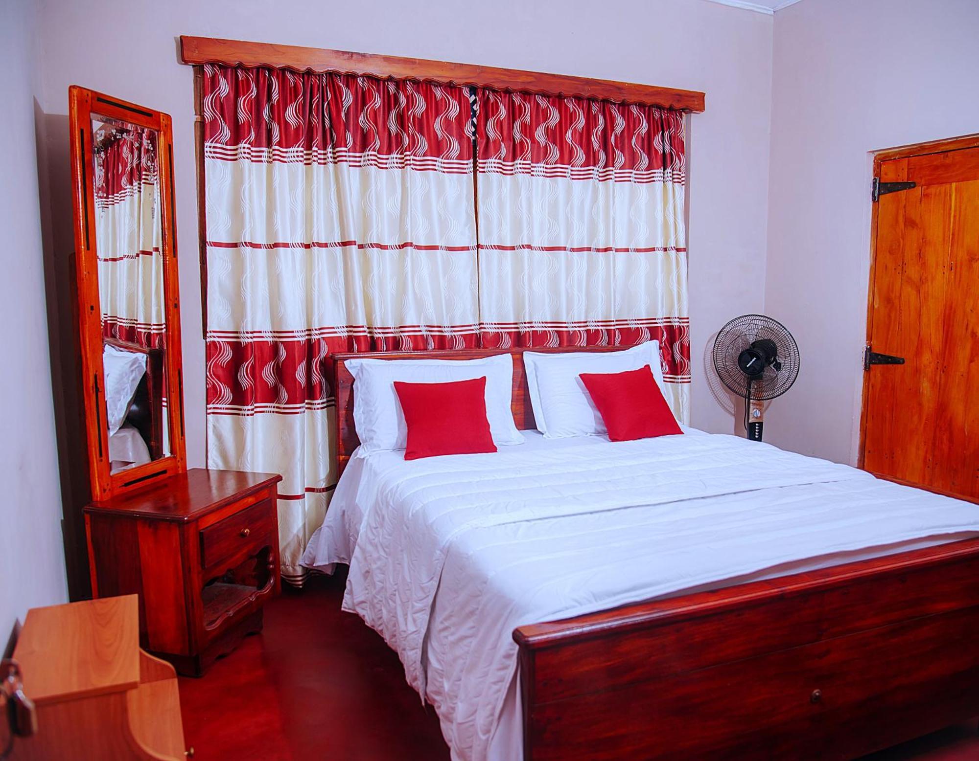 Freedom Guest Inn Ella Bagian luar foto