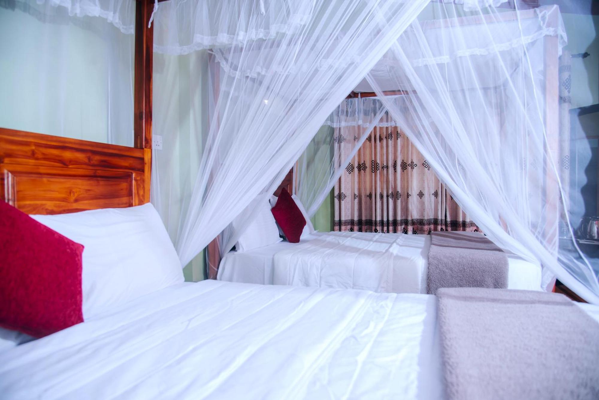 Freedom Guest Inn Ella Bagian luar foto