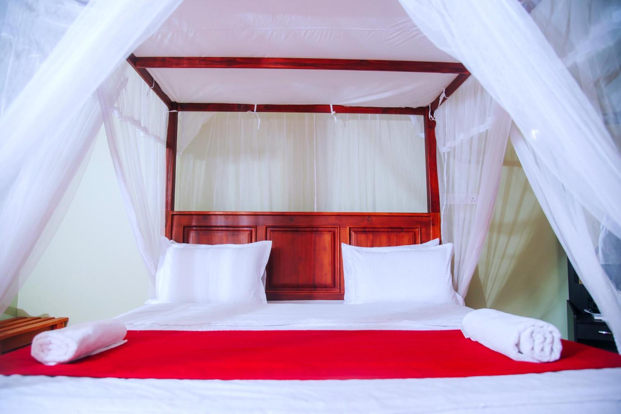 Freedom Guest Inn Ella Bagian luar foto